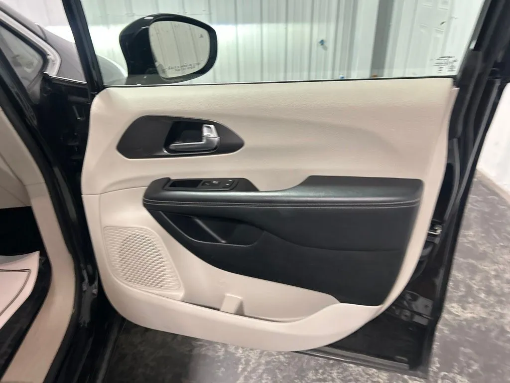 Chrysler Pacifica photo 18