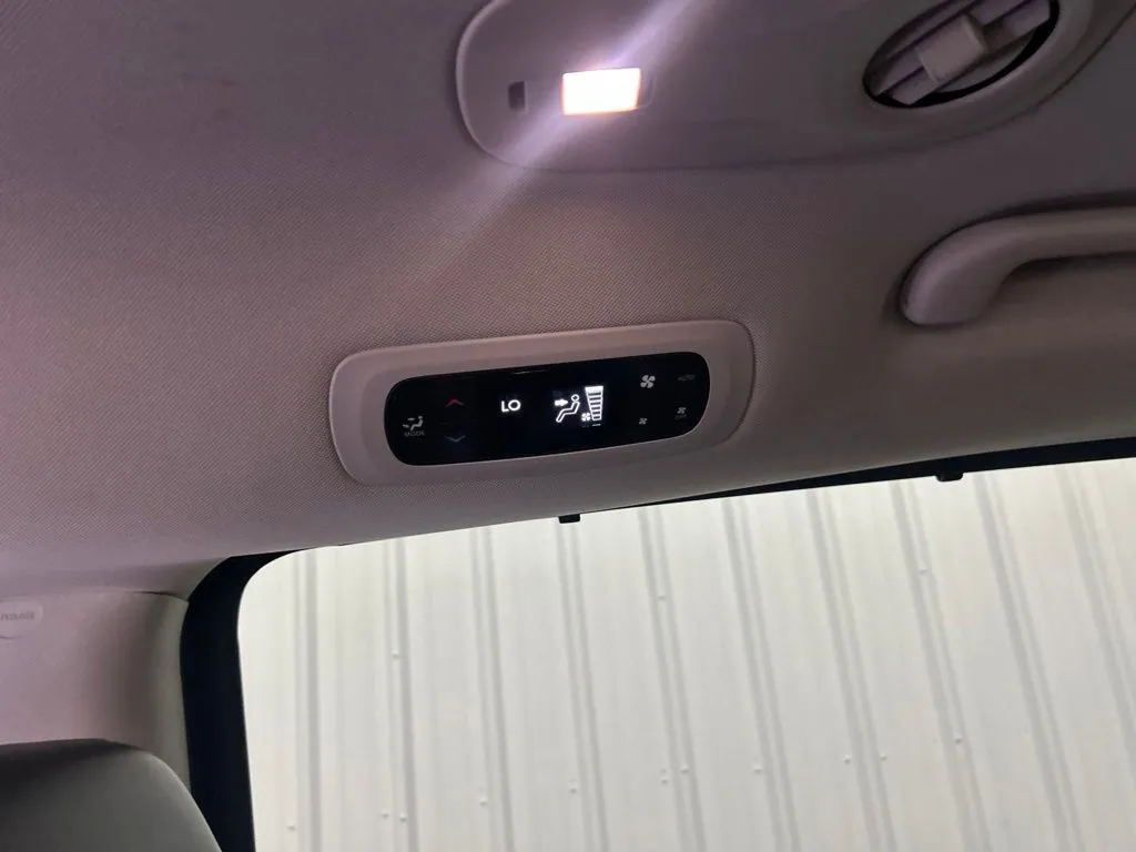 Chrysler Pacifica photo 24