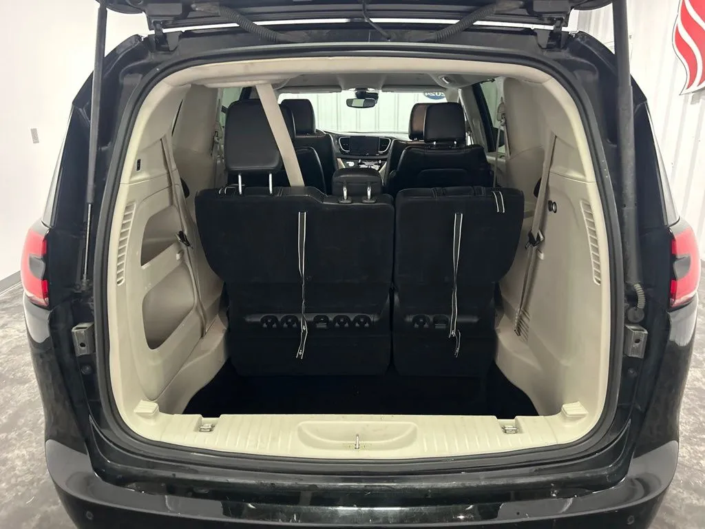 Chrysler Pacifica photo 16