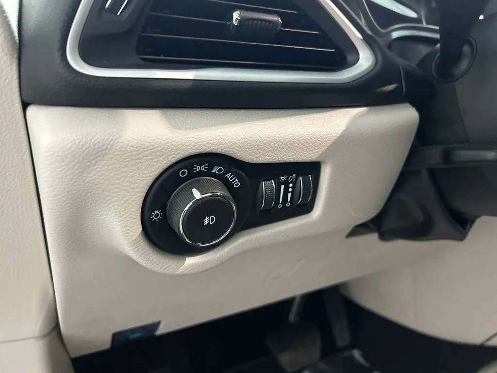 Chrysler Pacifica photo 22
