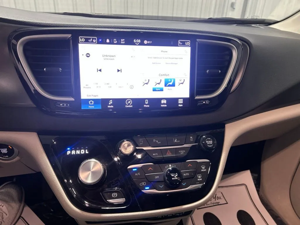 Chrysler Pacifica photo 26