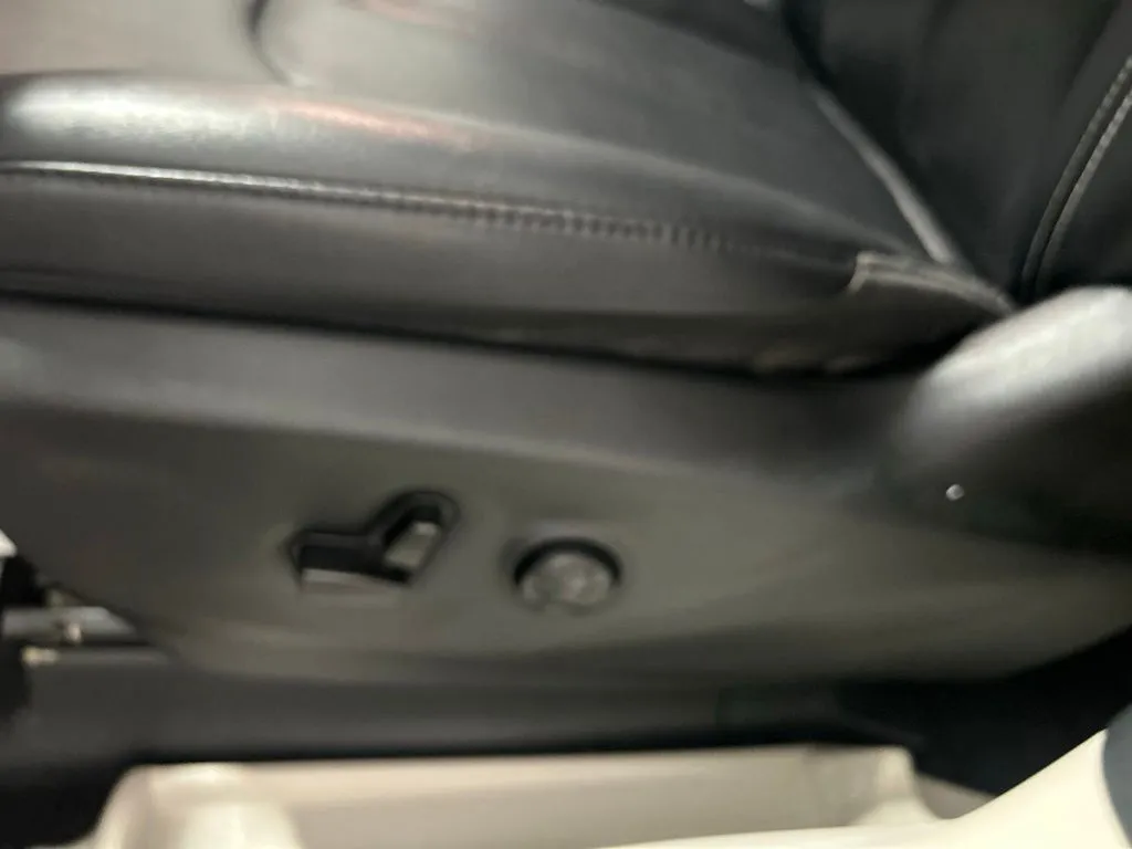 Chrysler Pacifica photo 20