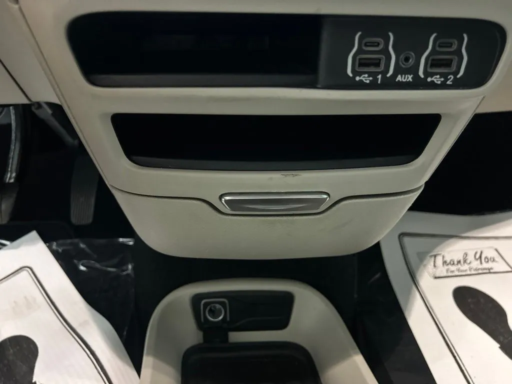 Chrysler Pacifica photo 30