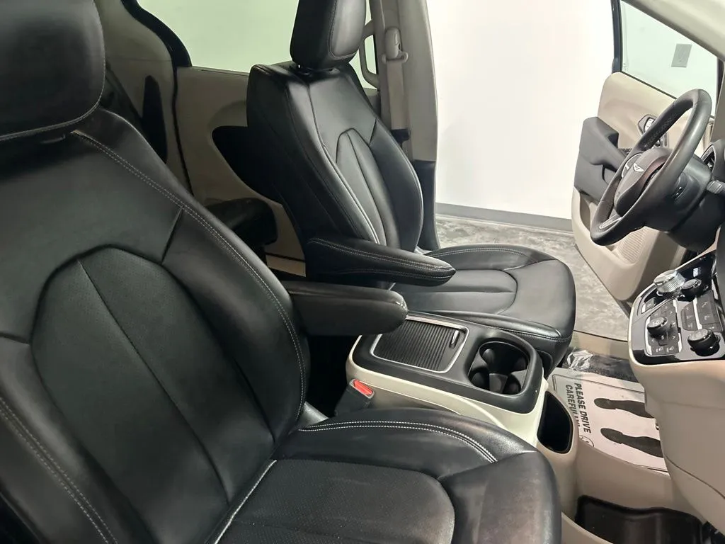Chrysler Pacifica photo 17