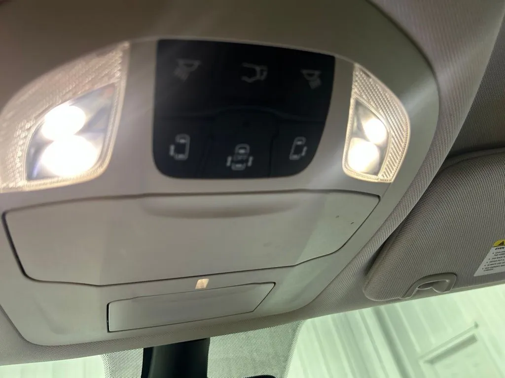 Chrysler Pacifica photo 32
