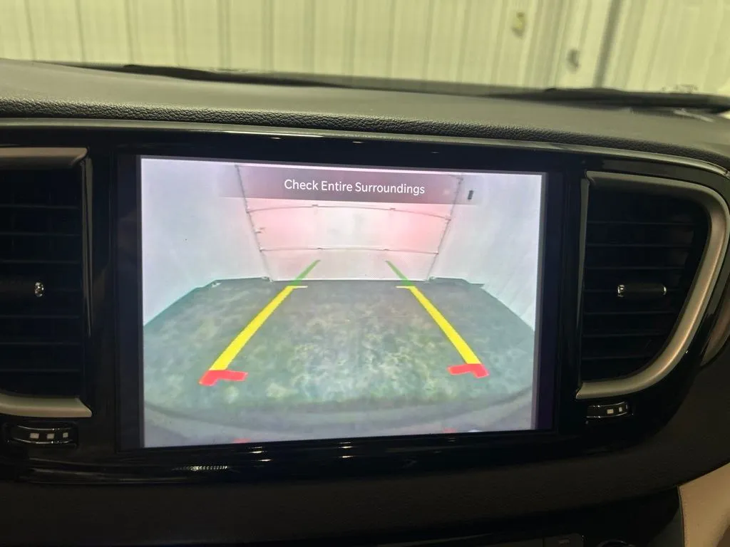 Chrysler Pacifica photo 29