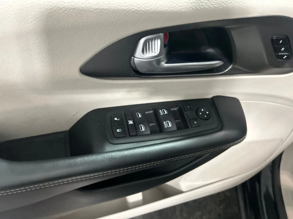 Chrysler Pacifica photo 21