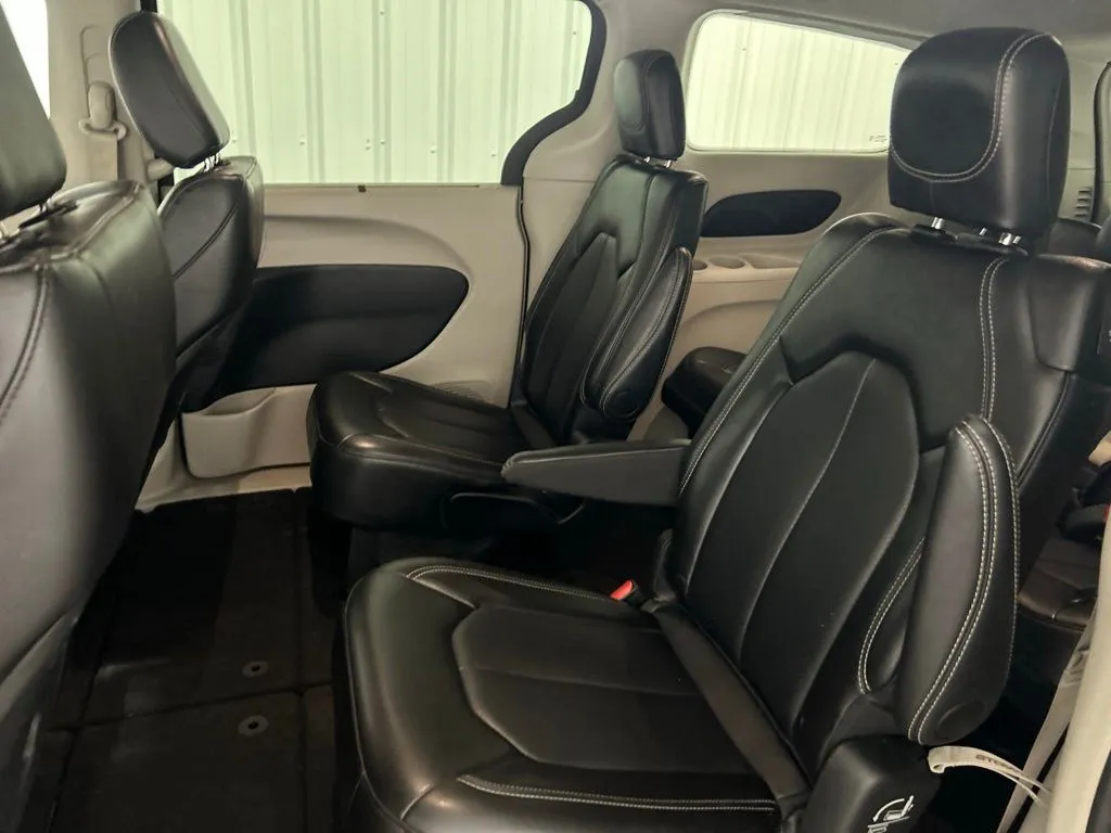 Chrysler Pacifica photo 14