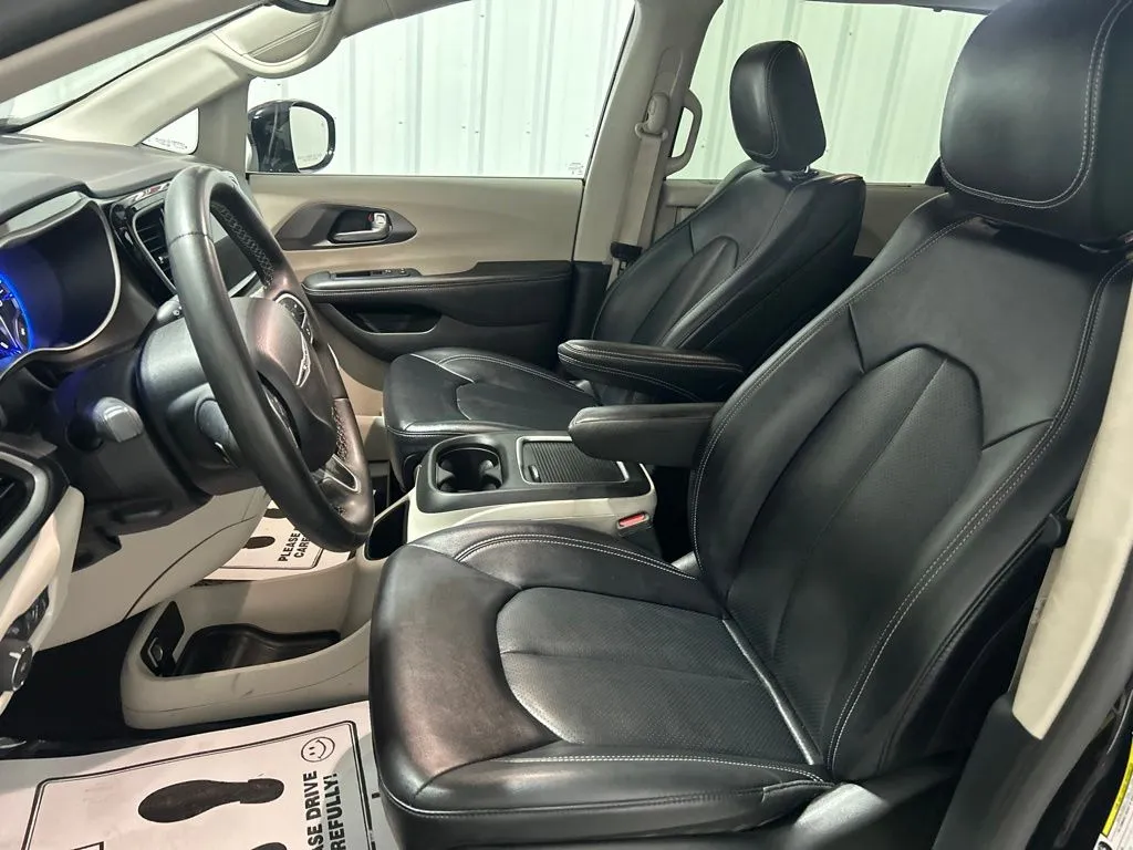 Chrysler Pacifica photo 12