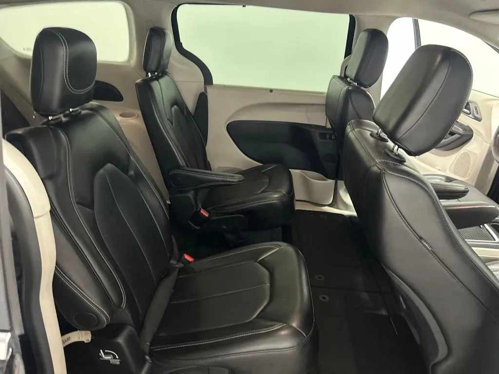 Chrysler Pacifica photo 19