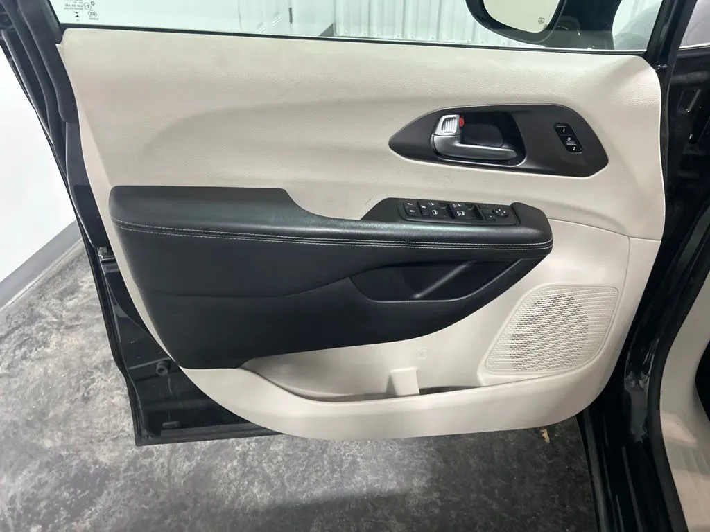 Chrysler Pacifica photo 13