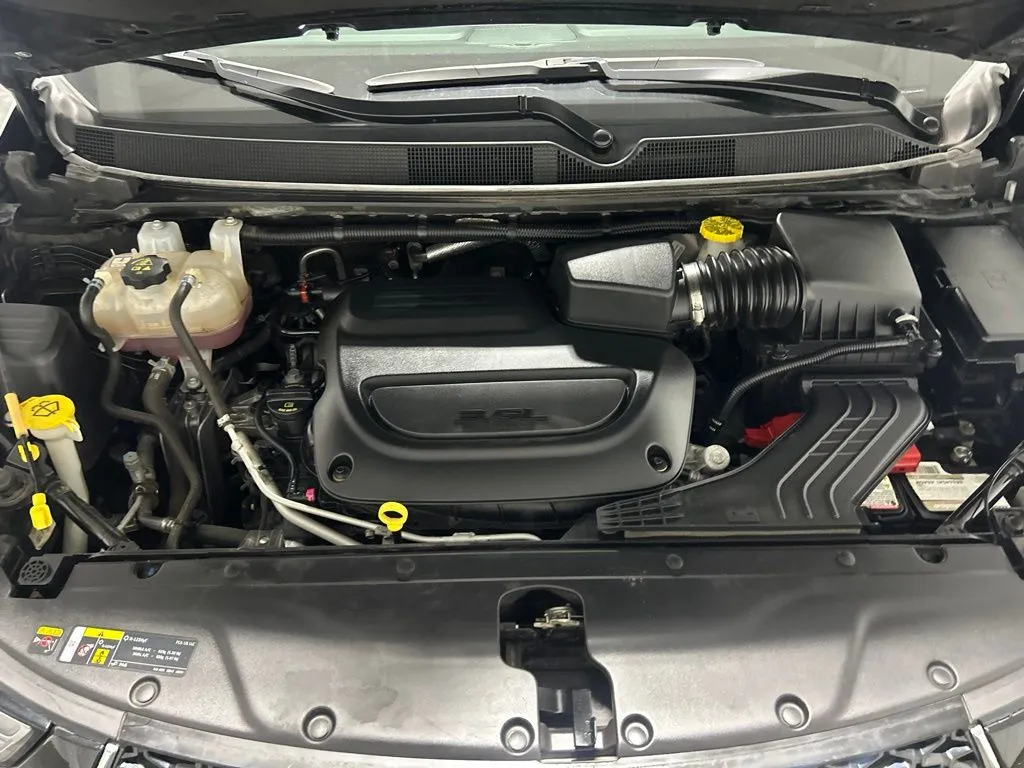 Chrysler Pacifica photo 11