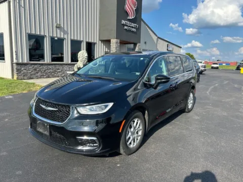 Black 2024 Chrysler Pacifica Touring L for sale in Evansville, IN