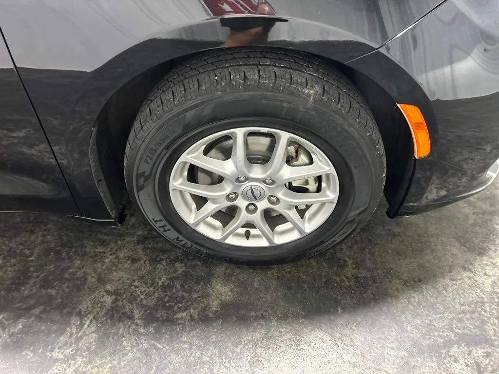 Chrysler Pacifica photo 9