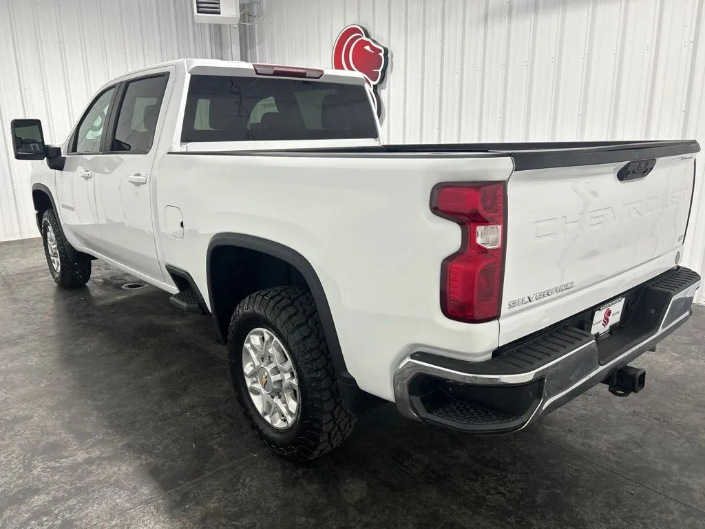 Chevrolet Silverado photo 3