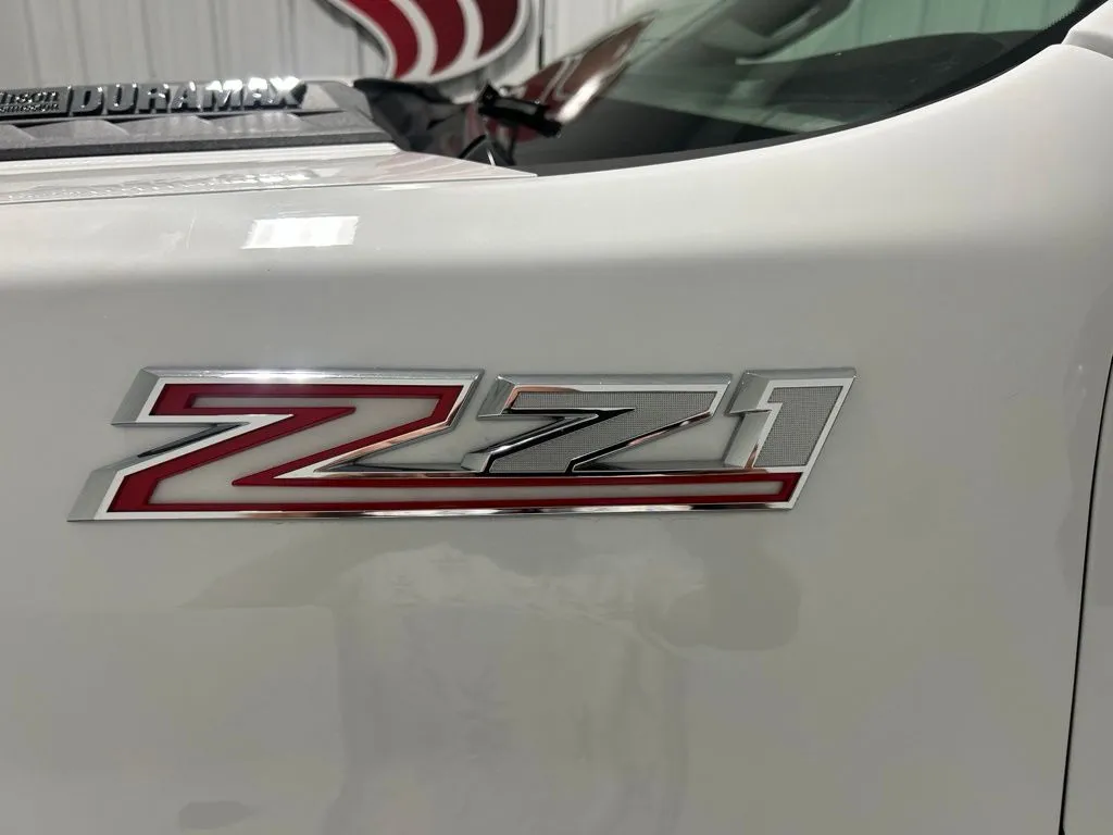 Chevrolet Silverado photo 2