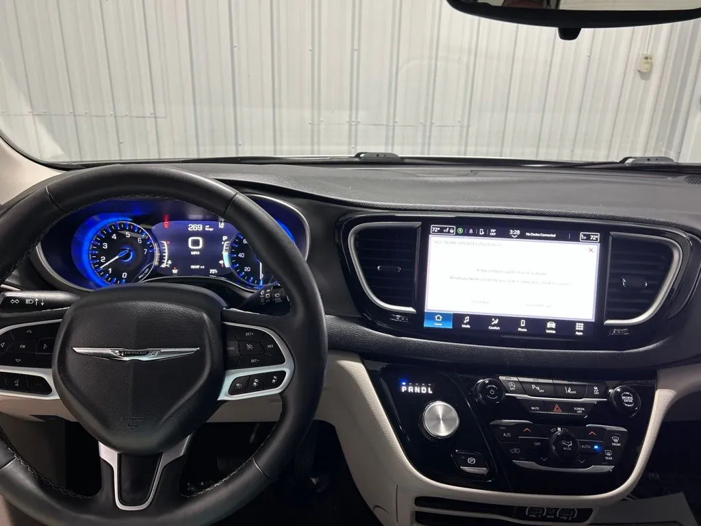 Chrysler Pacifica photo 20