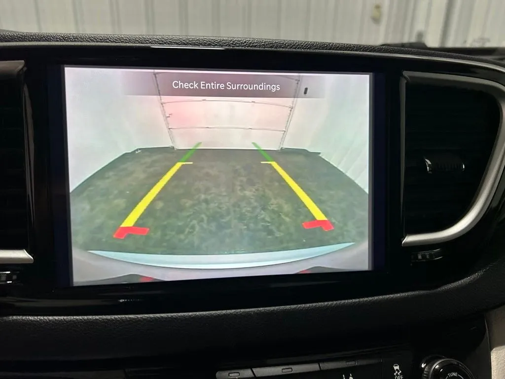 Chrysler Pacifica photo 23