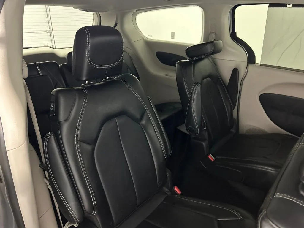 Chrysler Pacifica photo 19