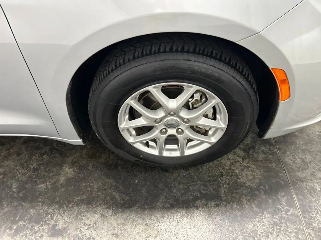 Chrysler Pacifica photo 10