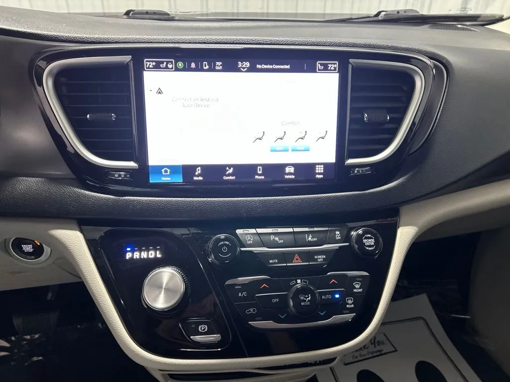 Chrysler Pacifica photo 21