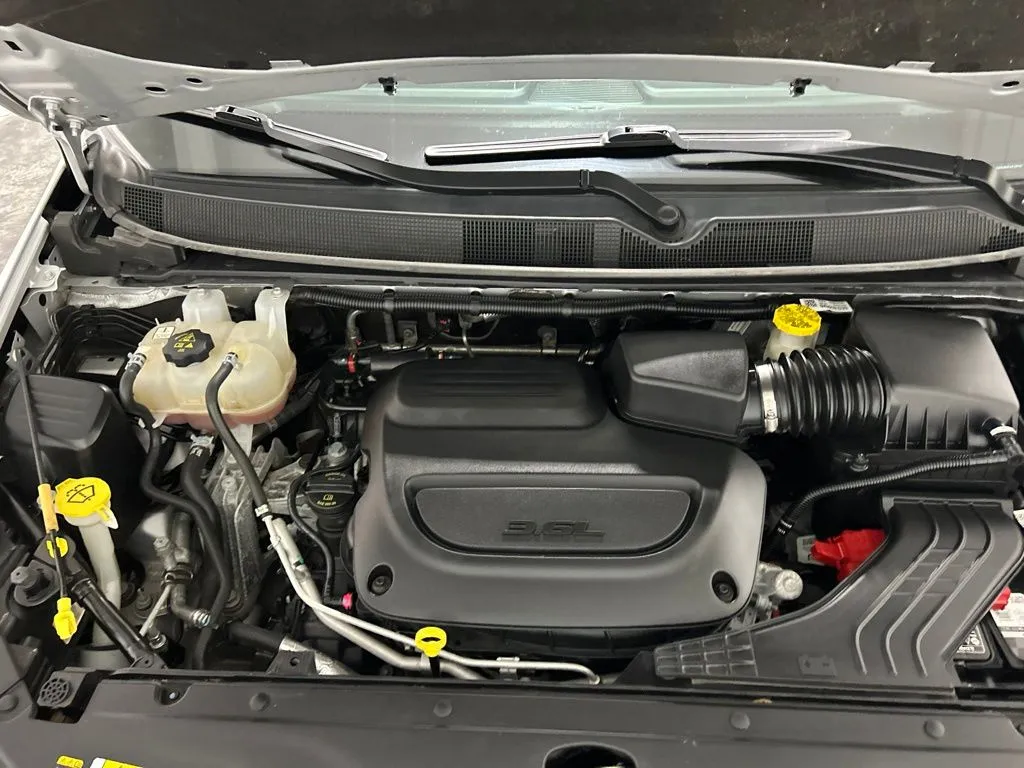 Chrysler Pacifica photo 11