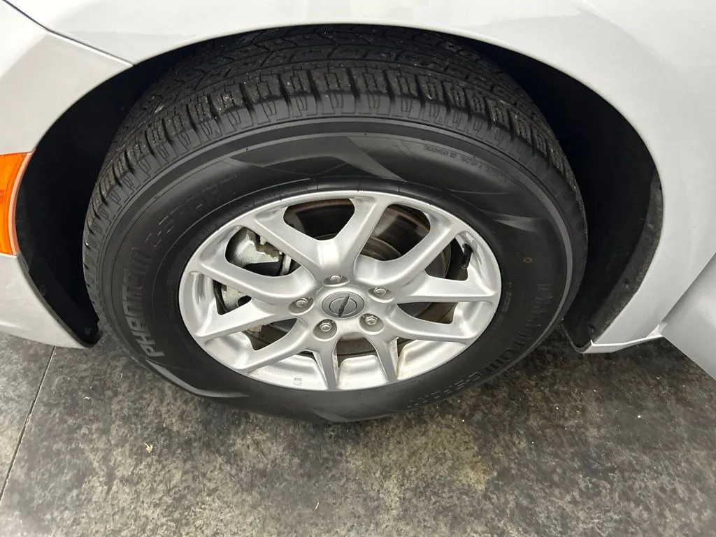 Chrysler Pacifica photo 7