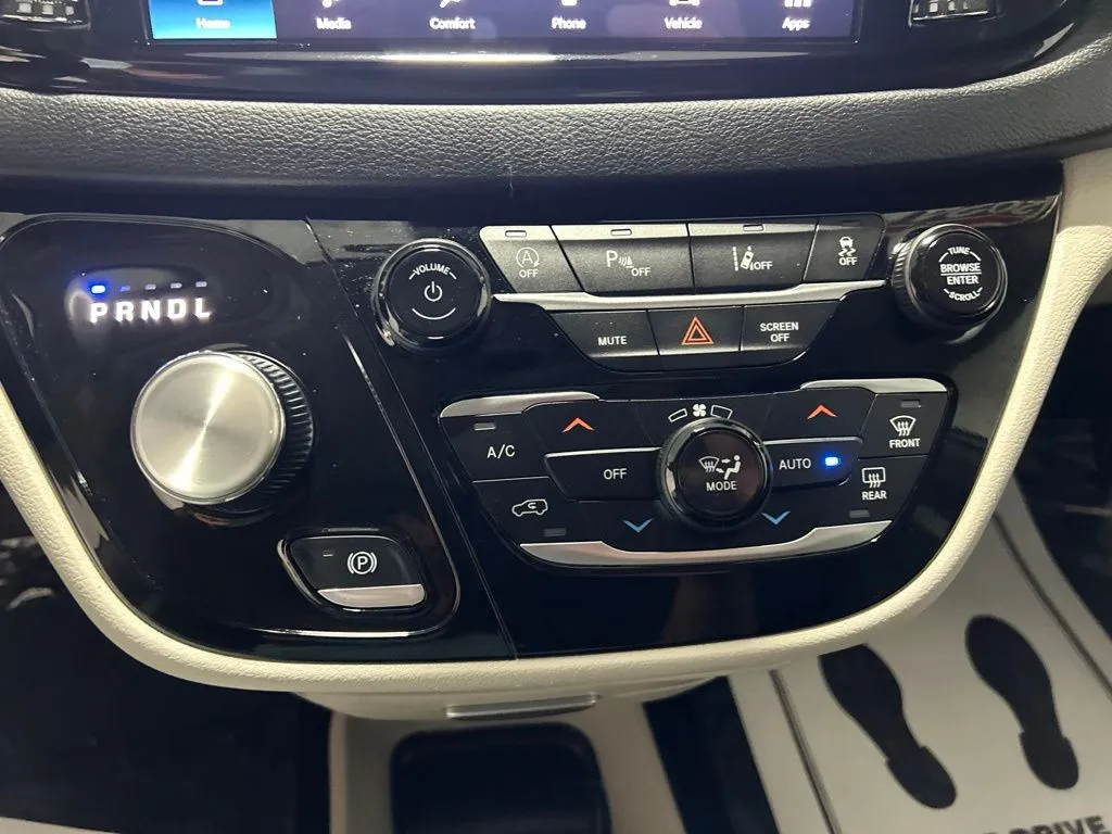 Chrysler Pacifica photo 22
