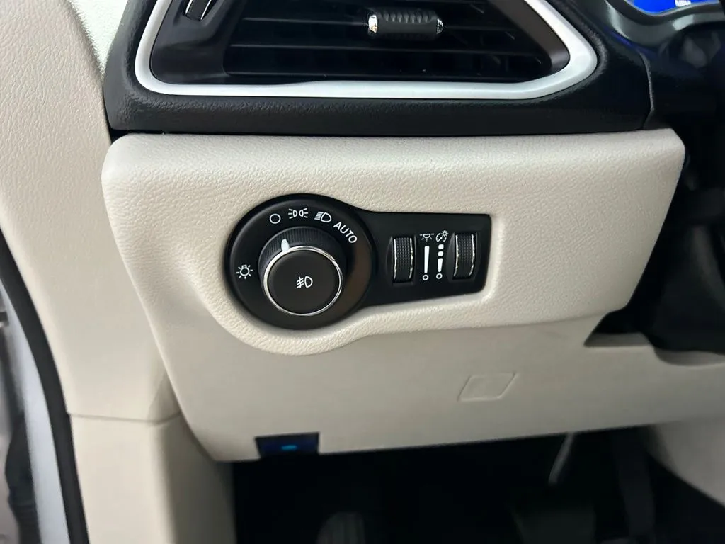 Chrysler Pacifica photo 29