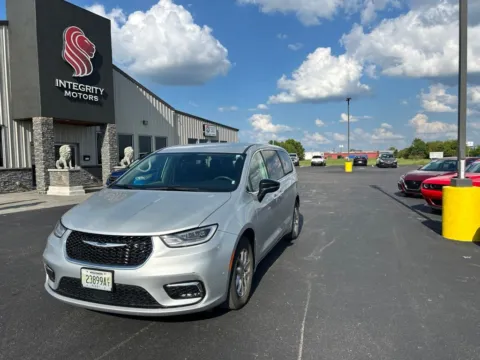 Silver 2024 Chrysler Pacifica Touring L for sale in Evansville, IN