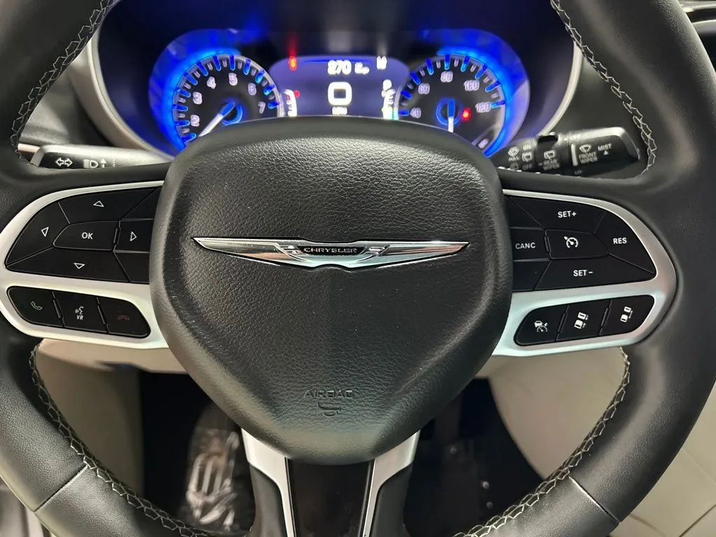 Chrysler Pacifica photo 25