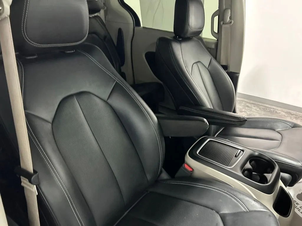 Chrysler Pacifica photo 17