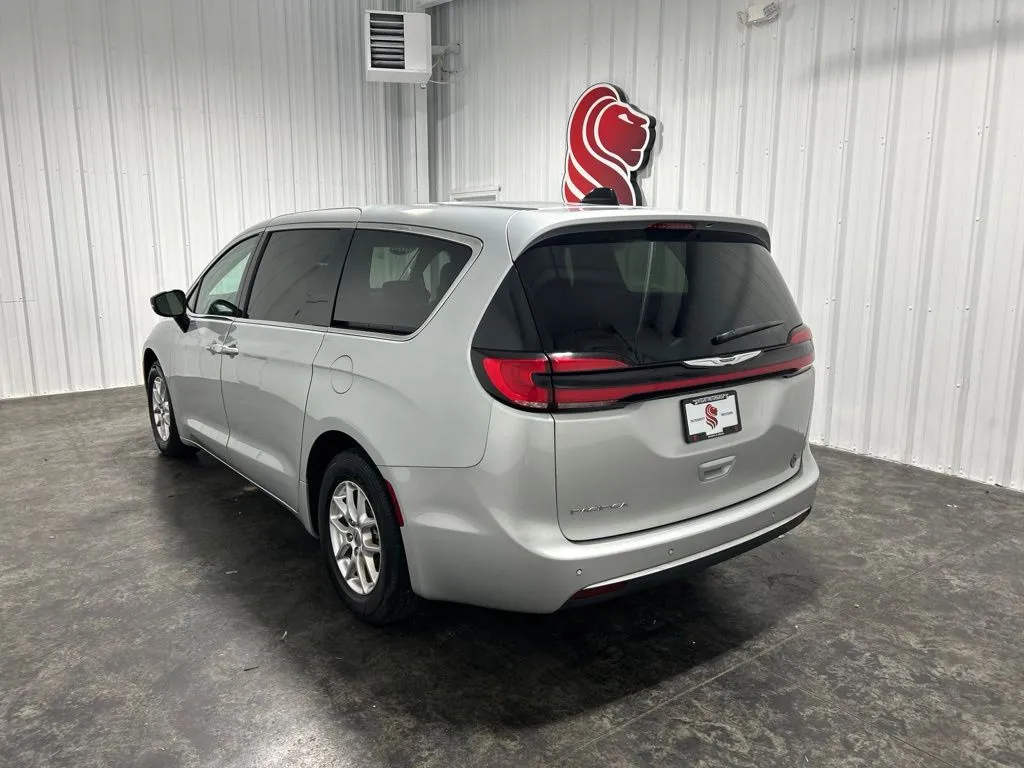 Chrysler Pacifica photo 2