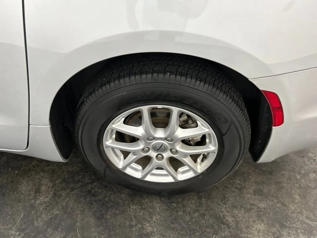 Chrysler Pacifica photo 8