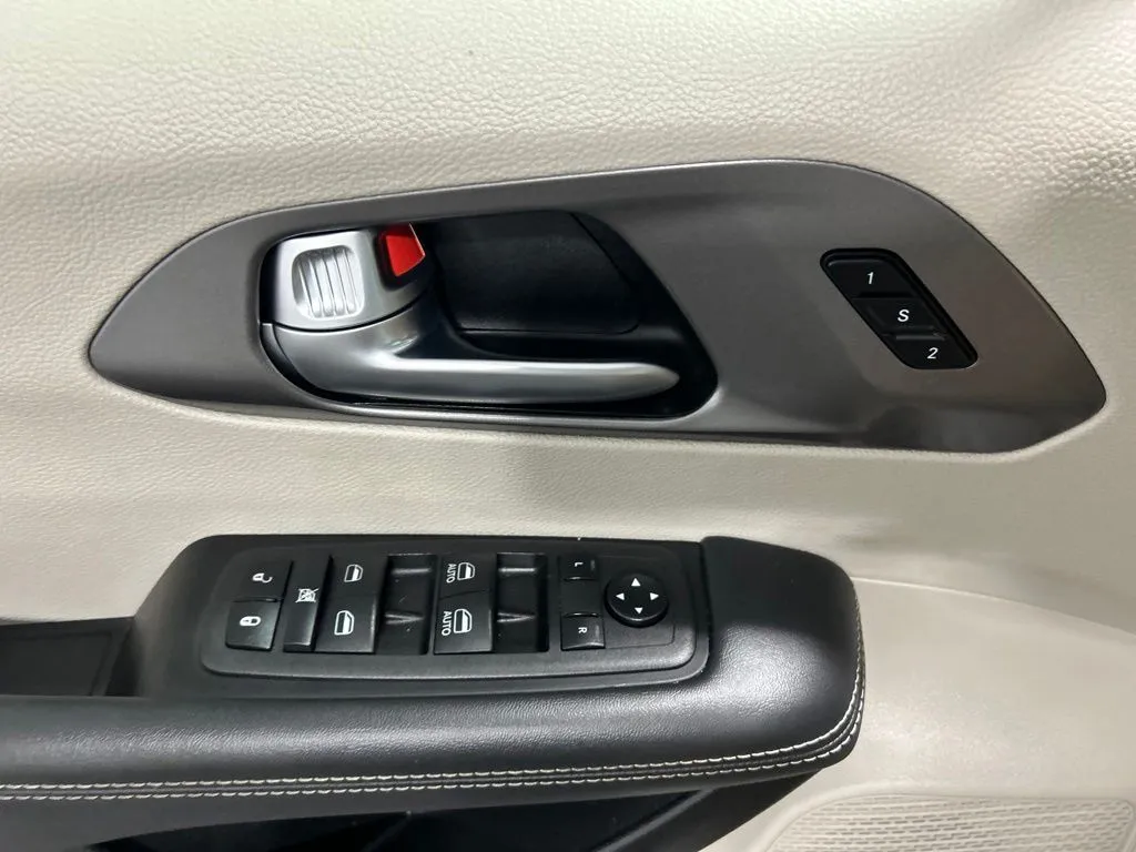 Chrysler Pacifica photo 28