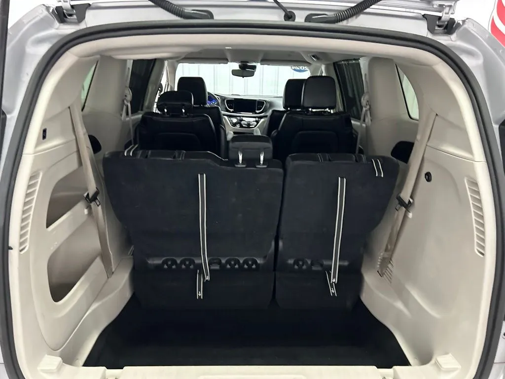 Chrysler Pacifica photo 16