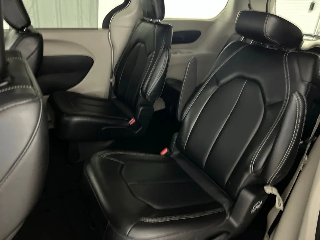 Chrysler Pacifica photo 14
