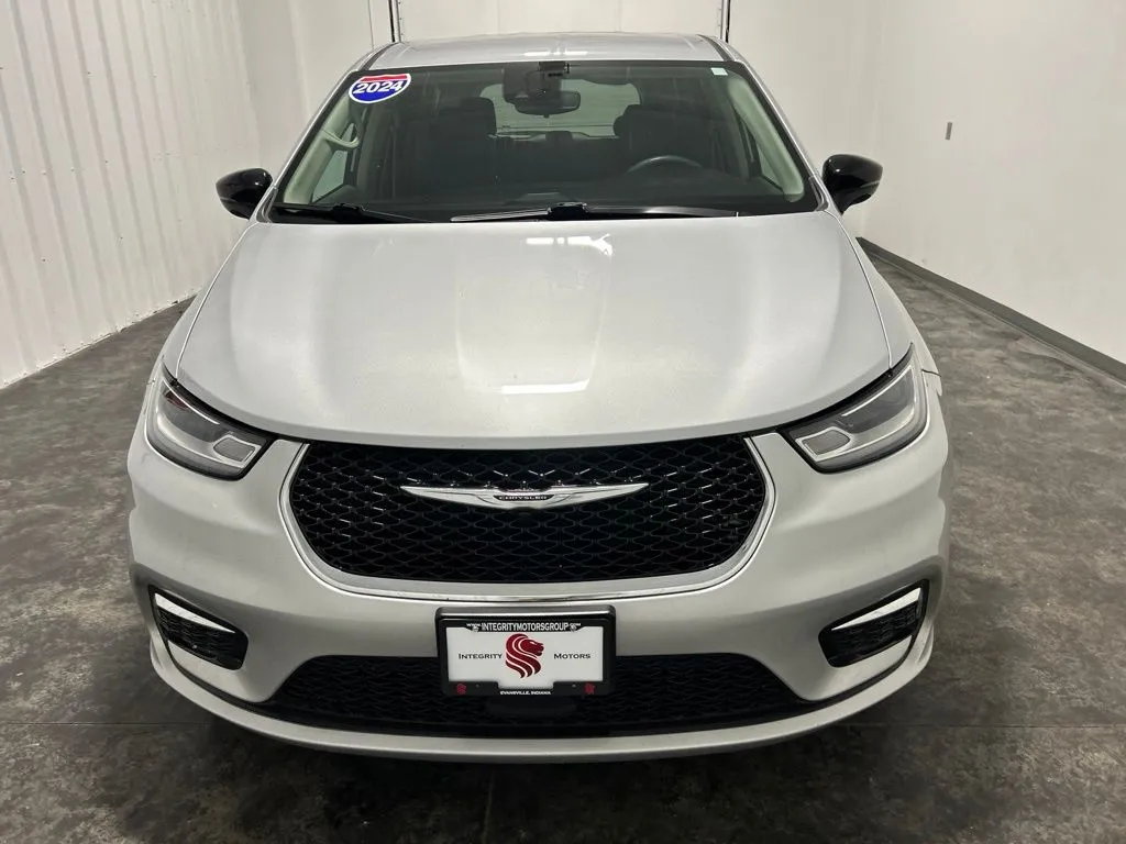 Chrysler Pacifica photo 6