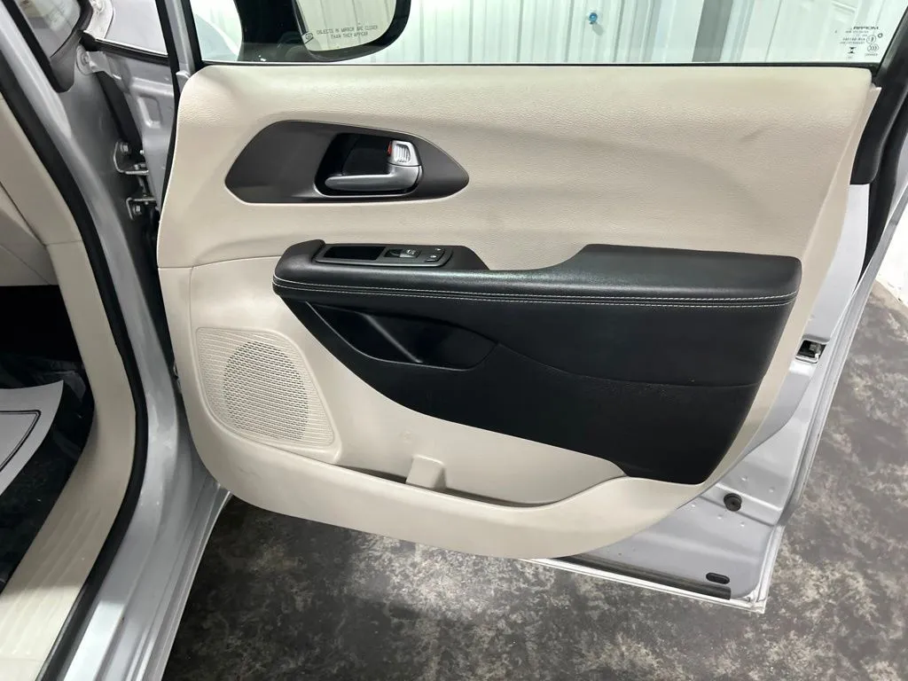 Chrysler Pacifica photo 18