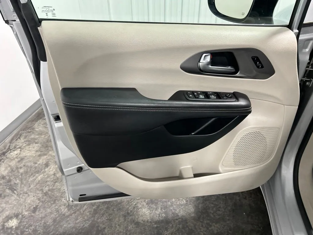 Chrysler Pacifica photo 13