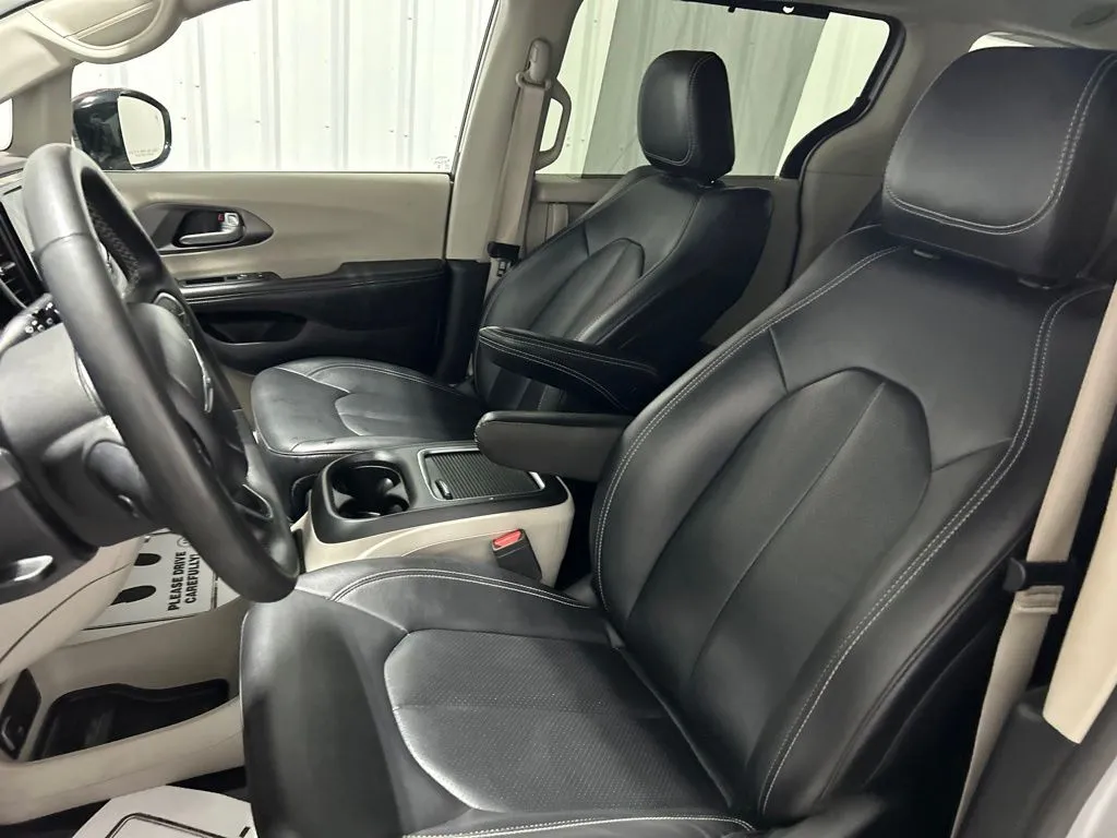 Chrysler Pacifica photo 12