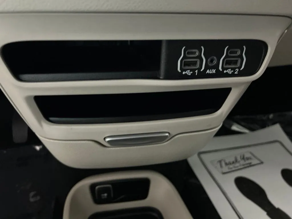 Chrysler Pacifica photo 26