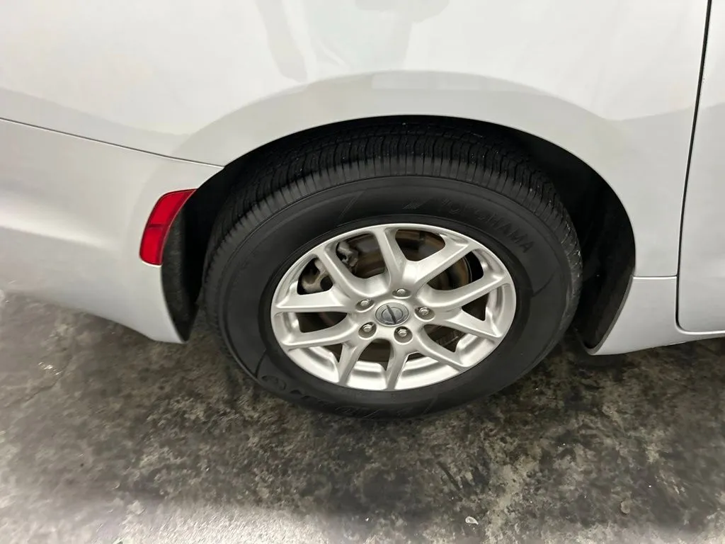 Chrysler Pacifica photo 9