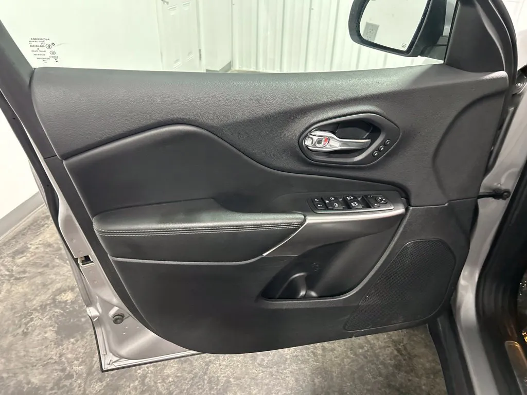 Jeep Cherokee photo 15