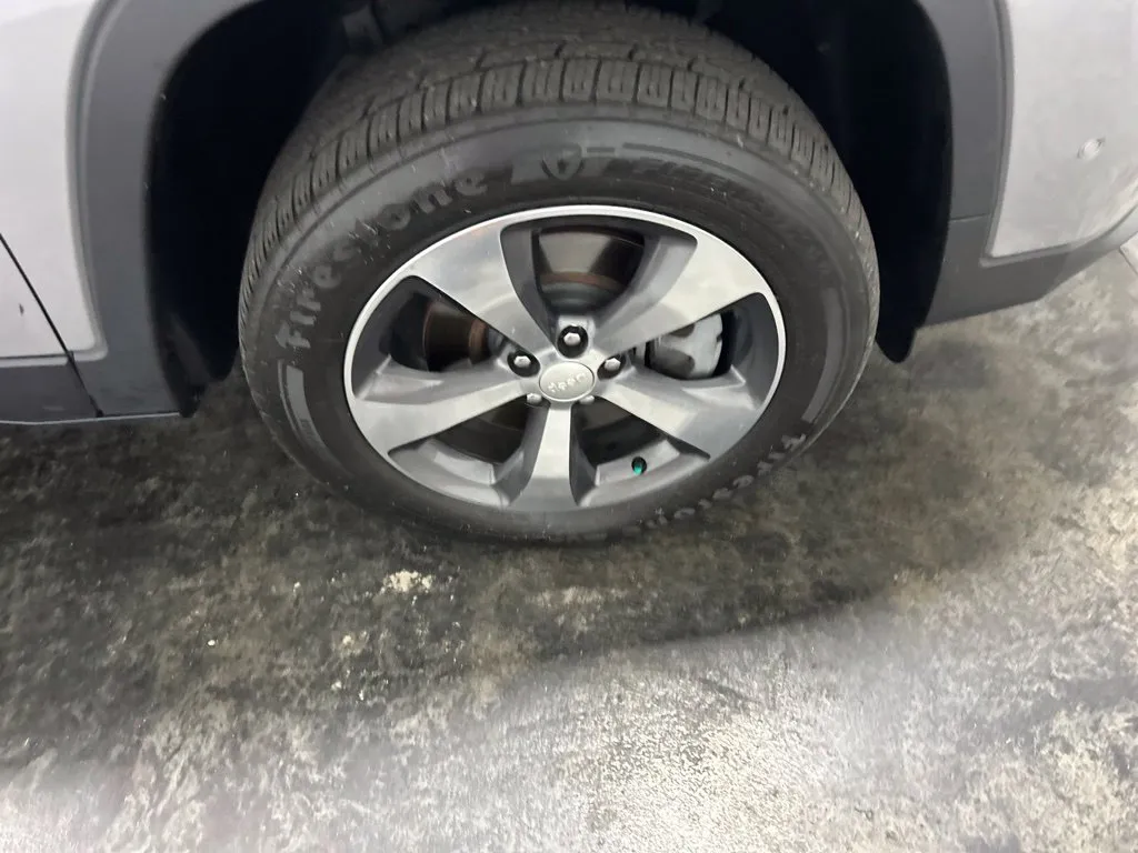 Jeep Cherokee photo 11