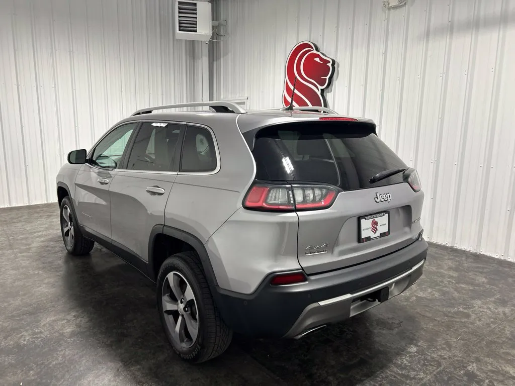 Jeep Cherokee photo 2