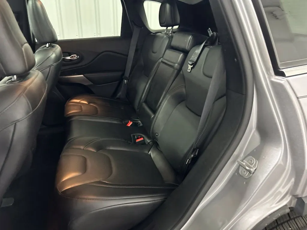 Jeep Cherokee photo 16
