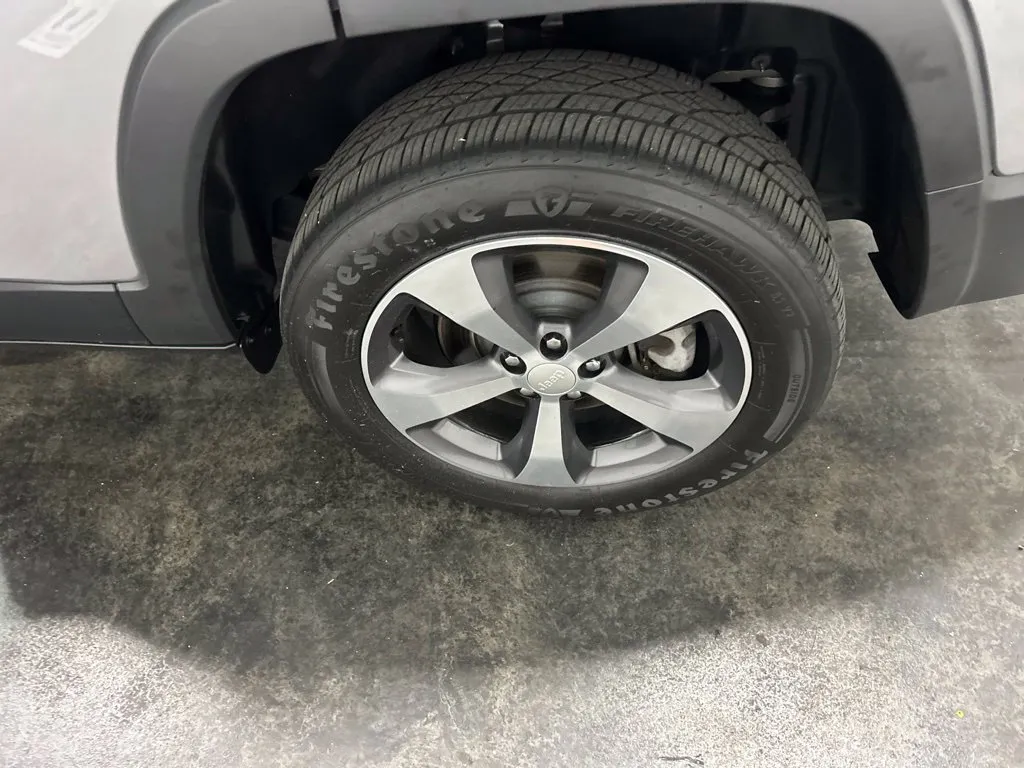Jeep Cherokee photo 9