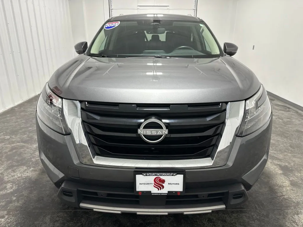 Nissan Pathfinder photo 2
