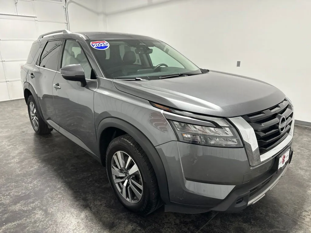 Nissan Pathfinder photo 3